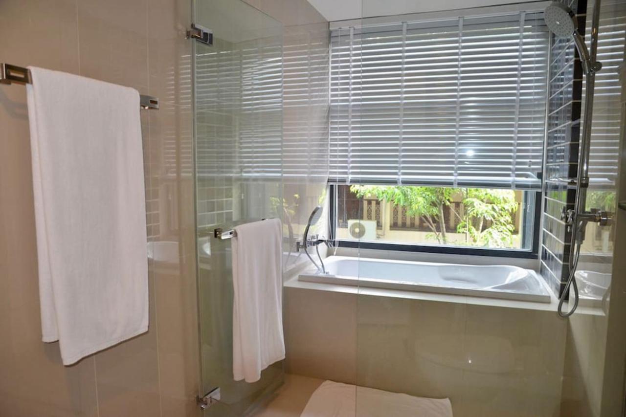 Aparthotel The Deck 5 Star 巴东the Deck无边际海景泳池酒店 *