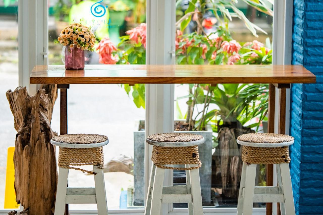 Meow Cafe &
