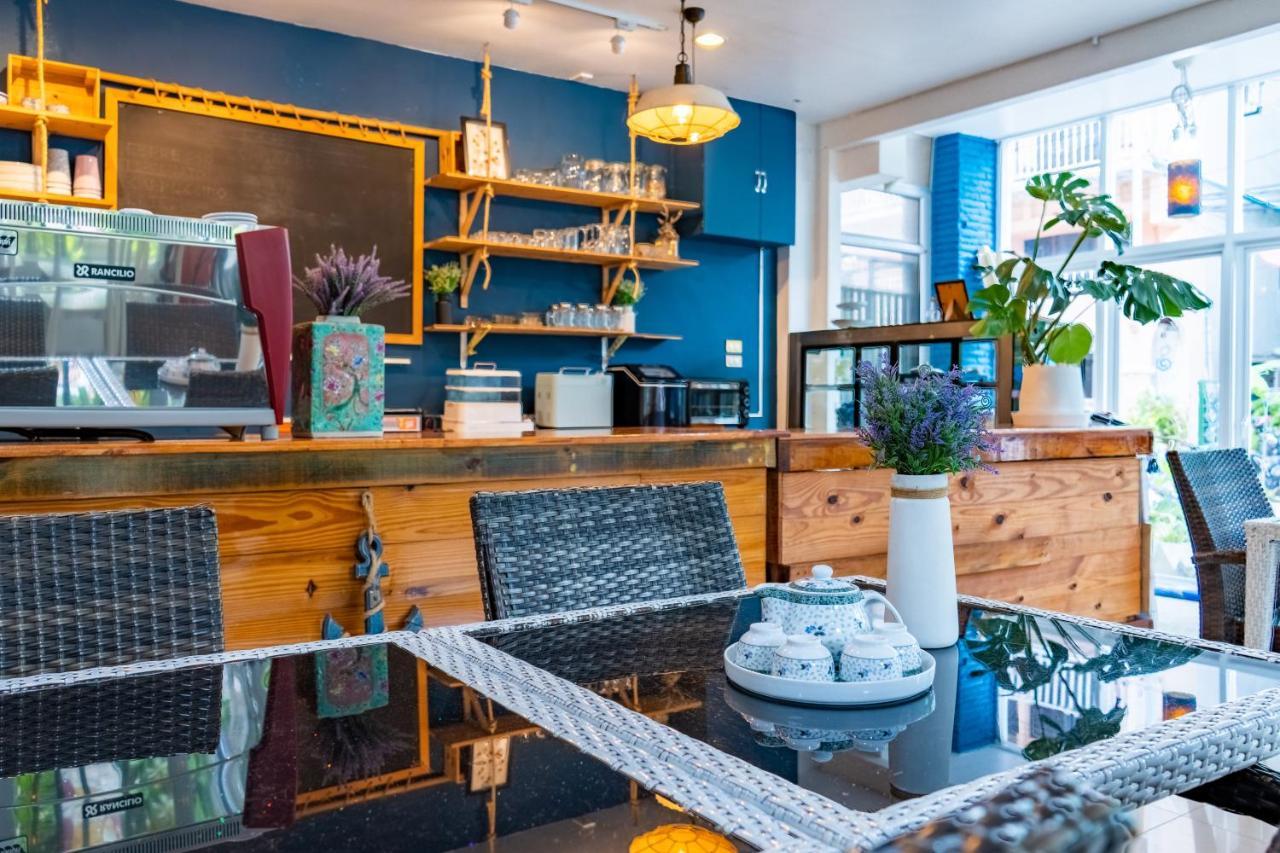 Meow Cafe &