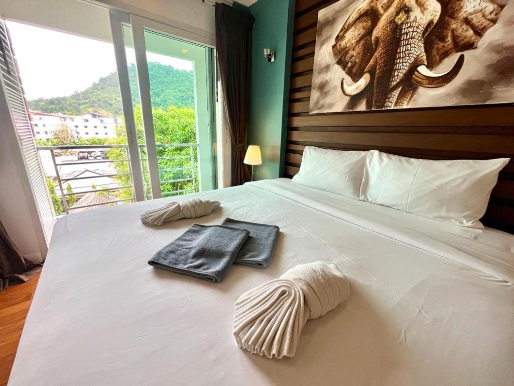 639 2 Bedroom Contemporary Teak Wood *