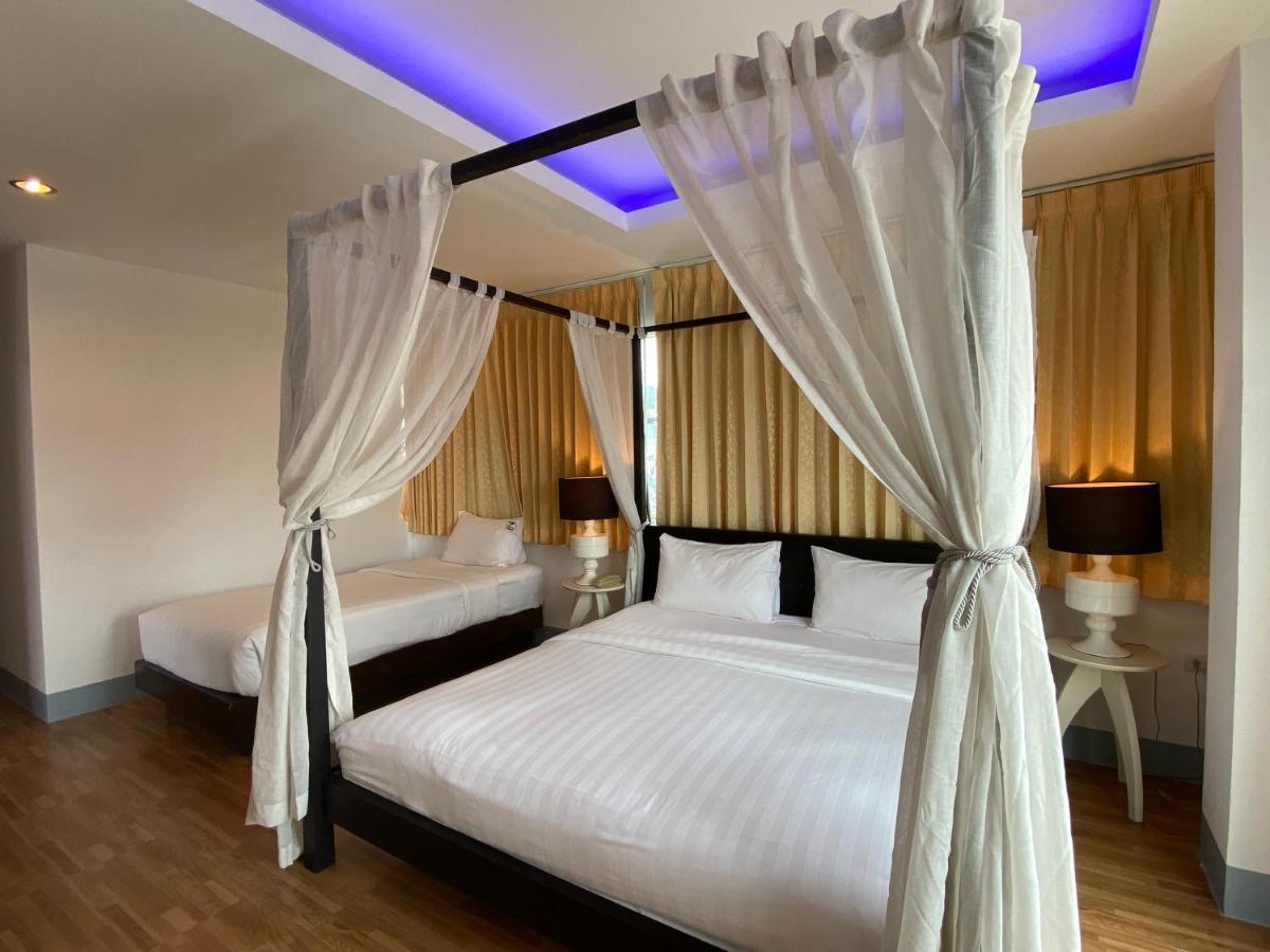 Hotel 77 &