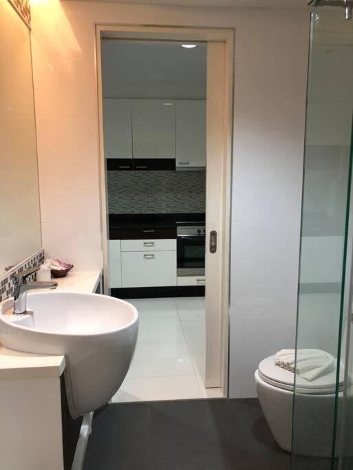 Regent : Beautiful Modern Close To