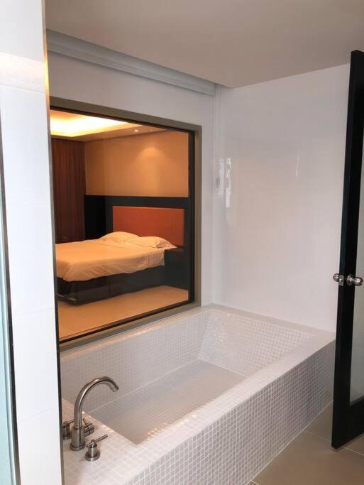 Regent : Beautiful Modern Close To *