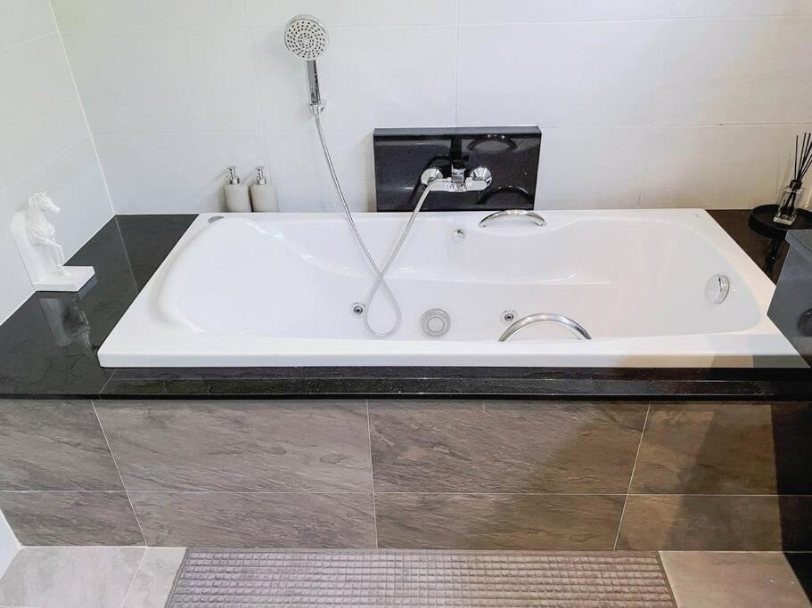 Villa 2bdr Pool 卡马拉山景泳池别墅 Strand Kamala