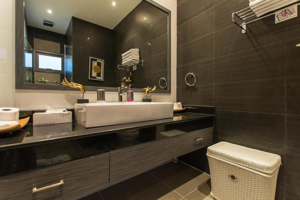 Magnificent 2br Isawan With Salt Pool Villa Ban Saiyuan