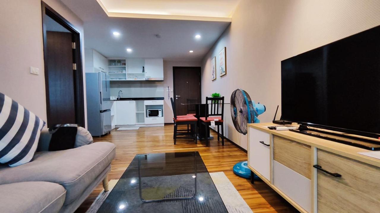 The Title West Wing Pool Access Aparment