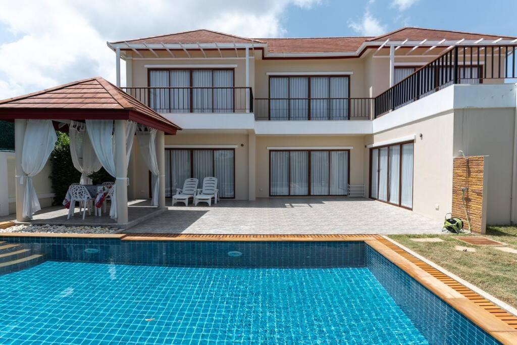 Villa East 4, бассейн, 3 спальни By Ibg