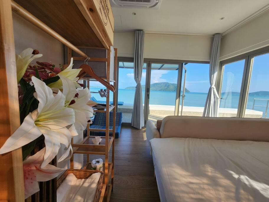 Absolute Oceanfront Yai - Private Pool 4br Villa