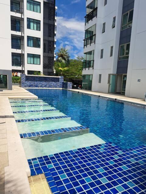 2 Bed Luxury Pool Sleeps 6 *