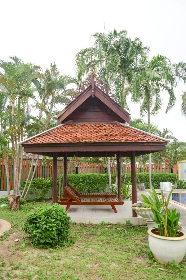 Shimmer Three-bedroom With Large Garden And Two Swimming Pools Rawai
