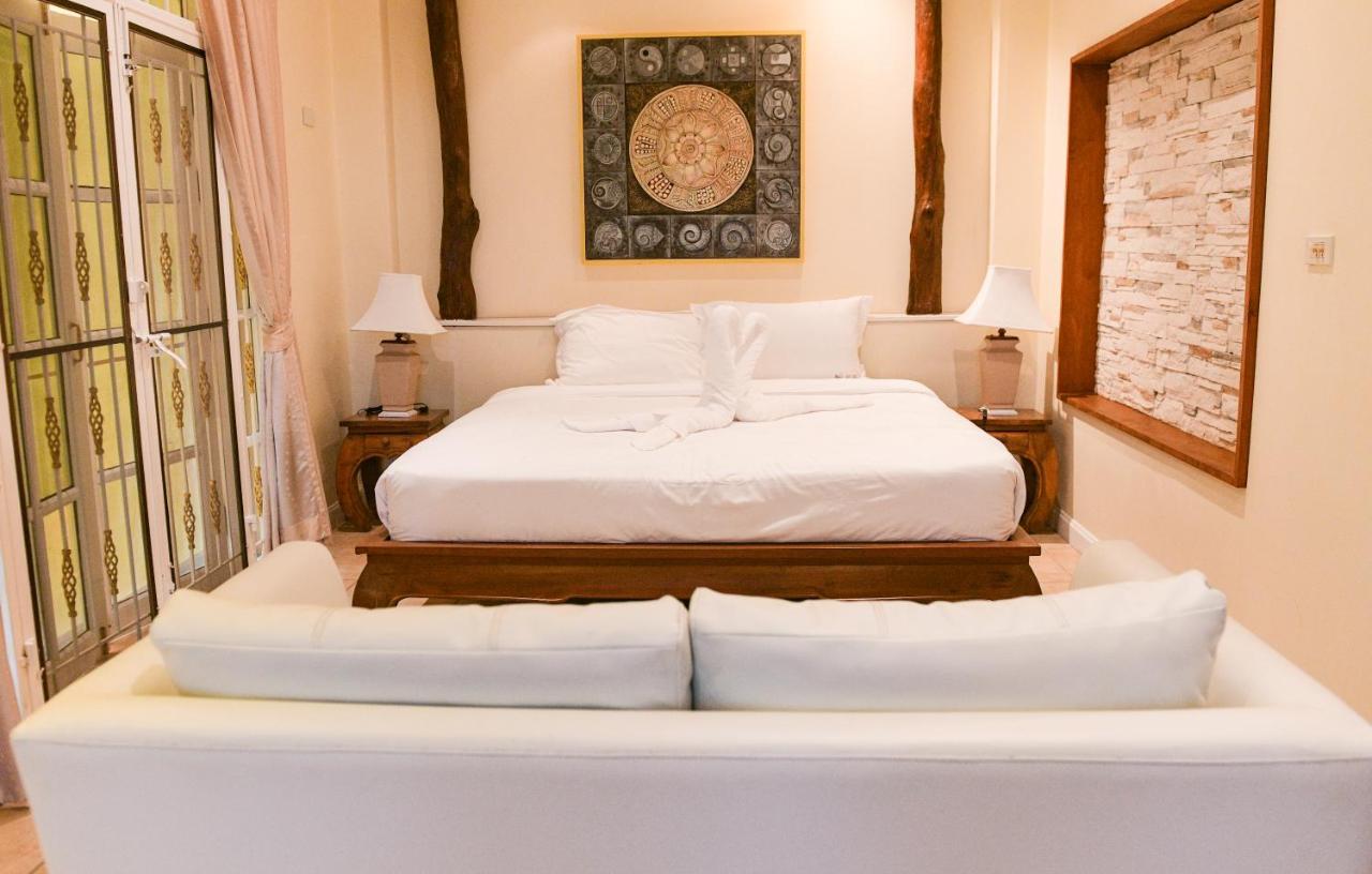 Shimmer Three-bedroom With Large Garden And Two Swimming Pools Villa