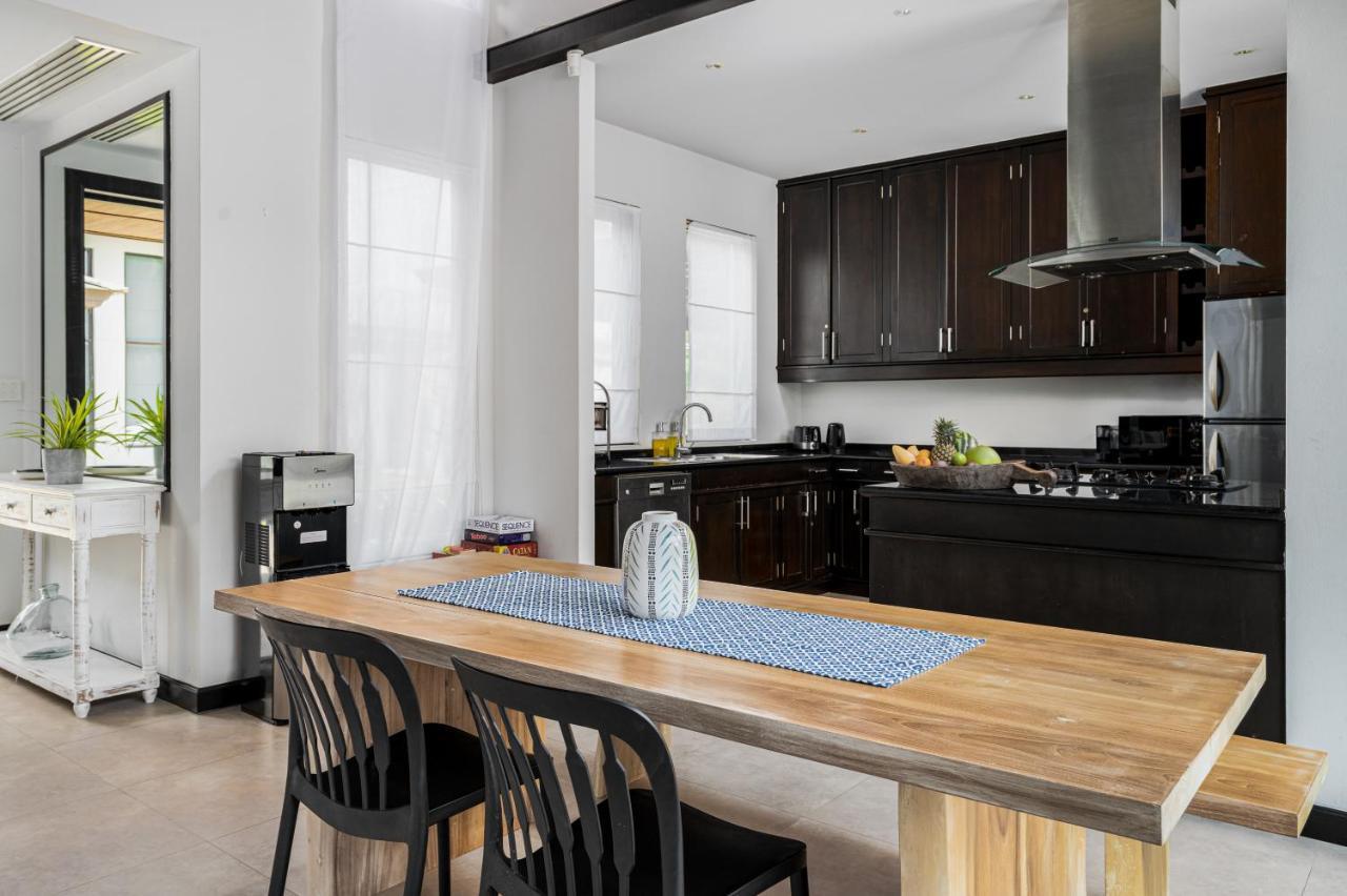 Tropical 3br With Pool, Bbq, And Shaded Patio Within Walking Distance To Villa *