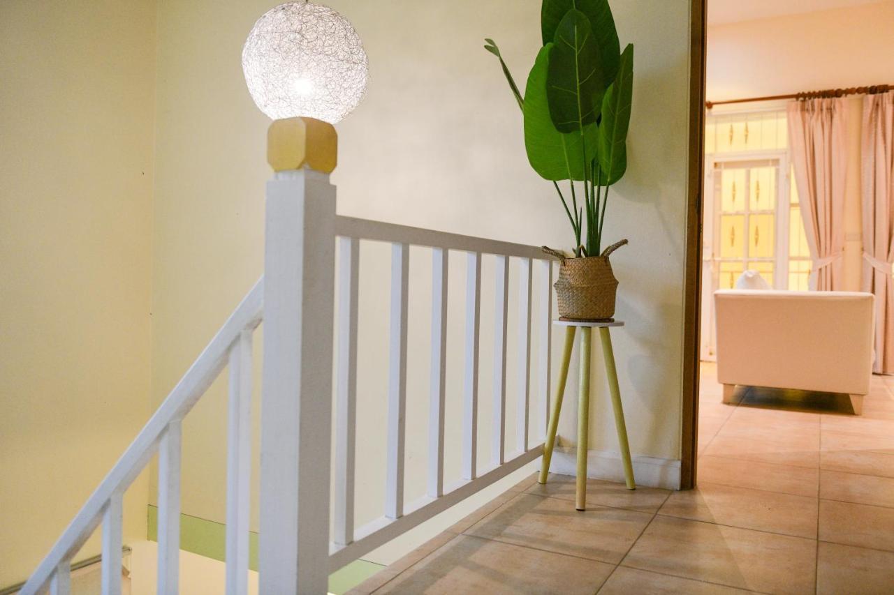 Villa Shimmer Three-bedroom With Large Garden And Two Swimming Pools