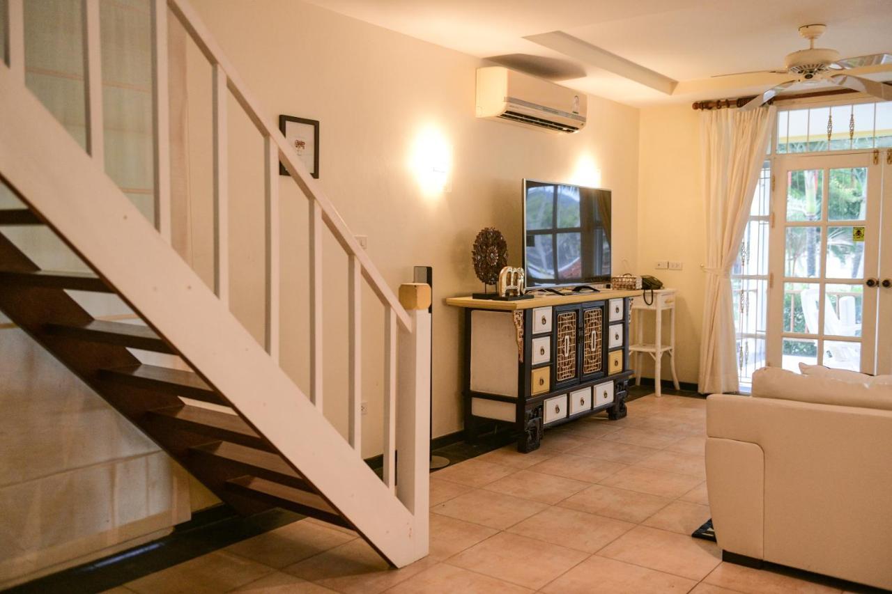 Shimmer Three-bedroom With Large Garden And Two Swimming Pools Villa