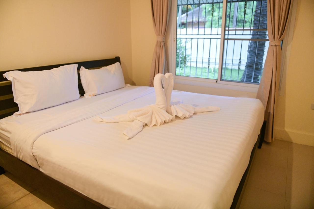 Shimmer Three-bedroom With Large Garden And Two Swimming Pools Villa *