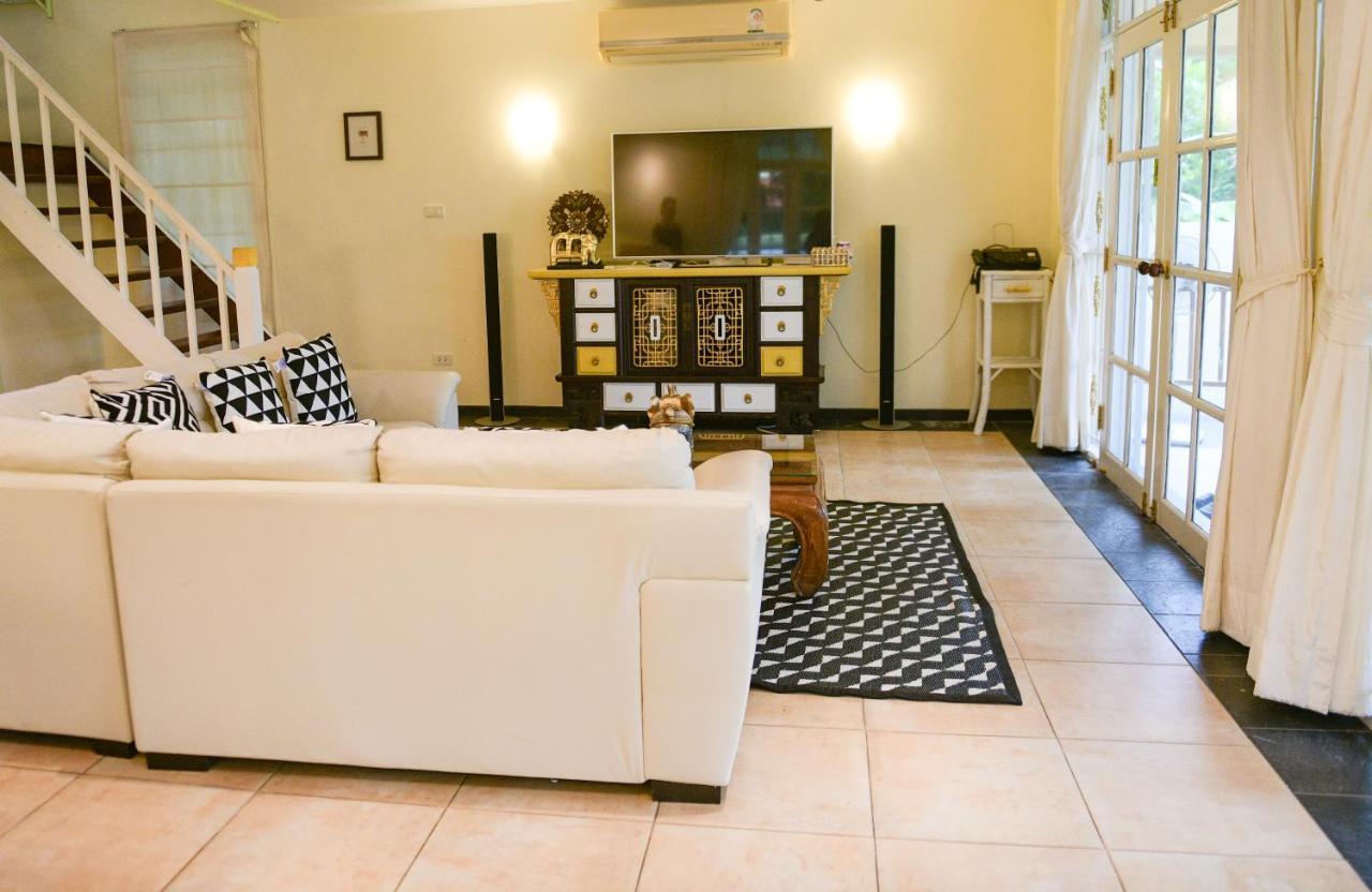 Shimmer Three-bedroom With Large Garden And Two Swimming Pools Villa *