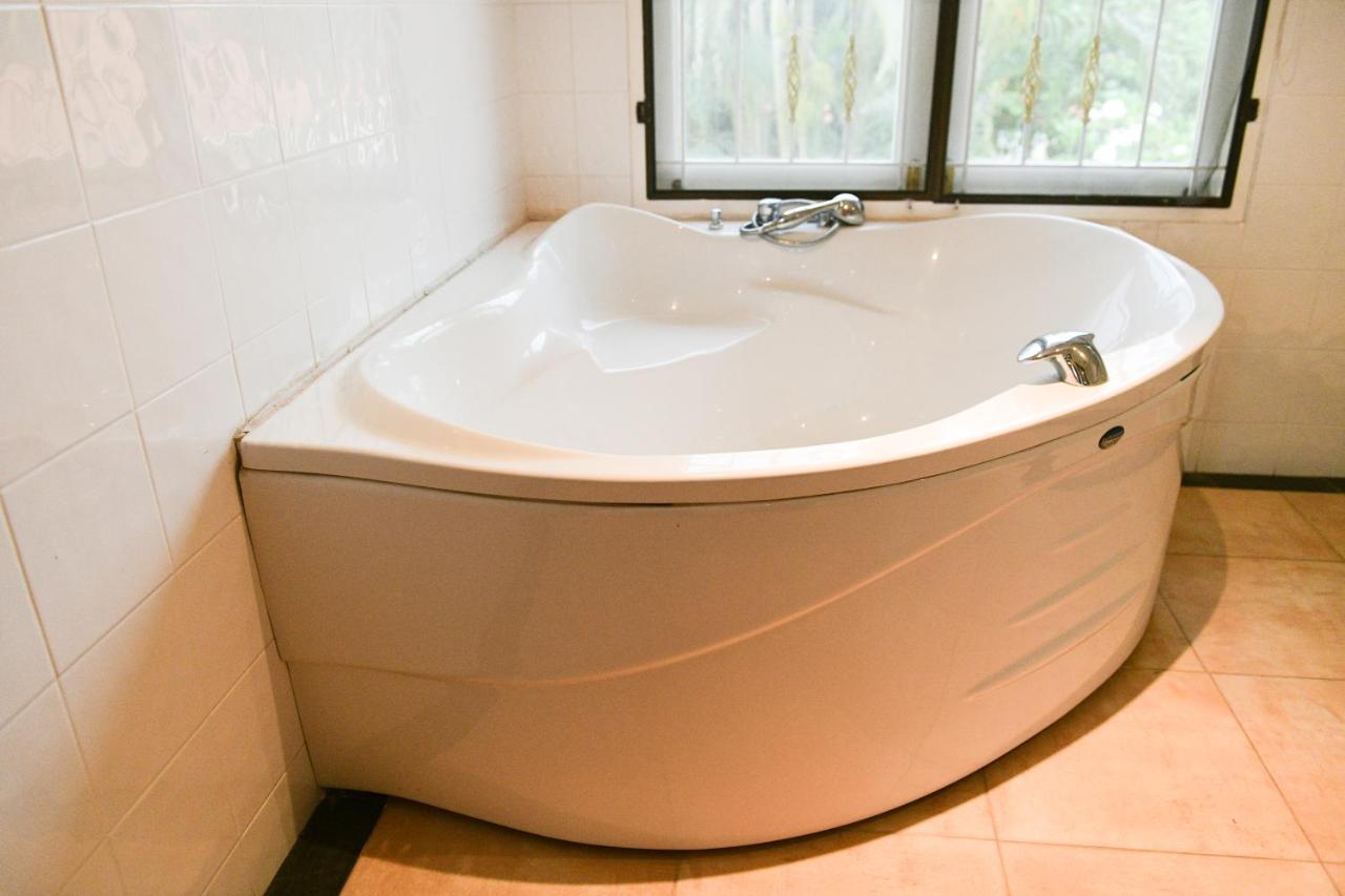 Villa Shimmer Three-bedroom With Large Garden And Two Swimming Pools Rawai