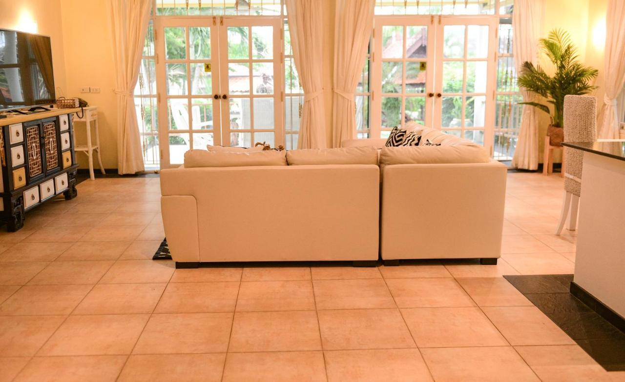 Villa Shimmer Three-bedroom With Large Garden And Two Swimming Pools