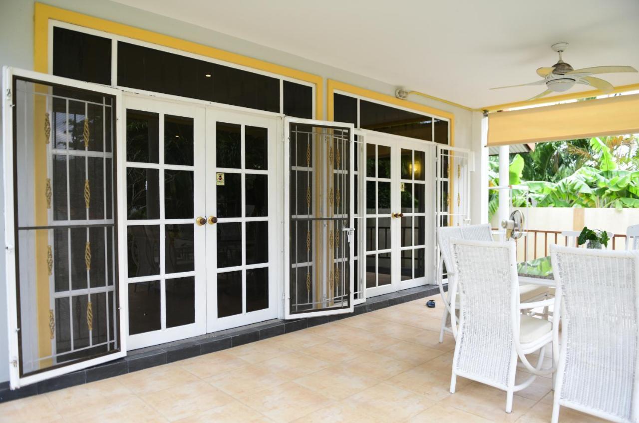 Villa Shimmer Three-bedroom With Large Garden And Two Swimming Pools
