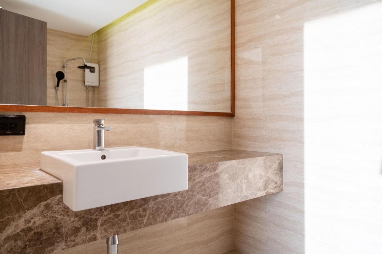 Luxe Duplex With Pool Access, Viva A101 *
