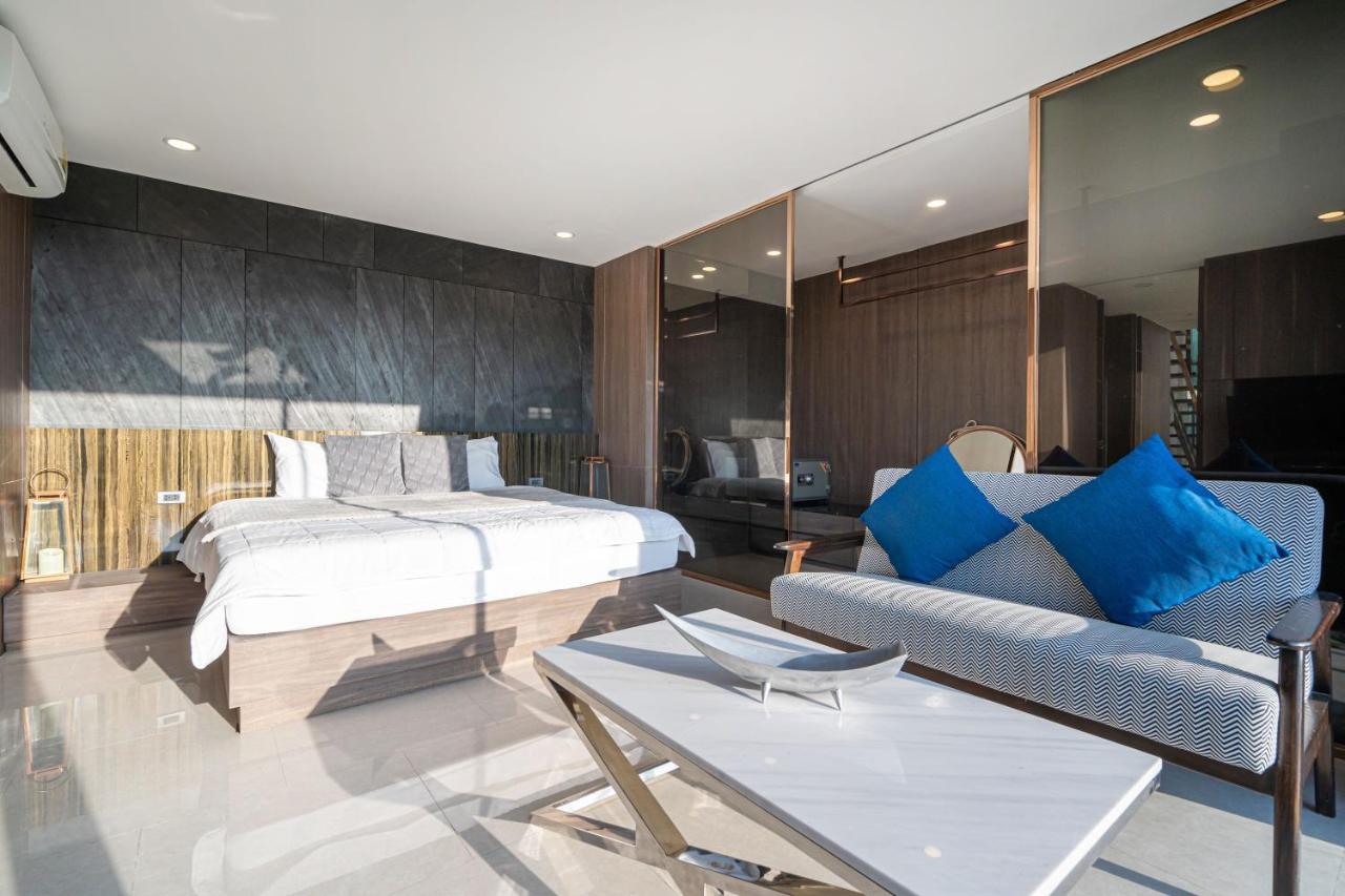 Luxe Duplex With Pool Access, Viva A101