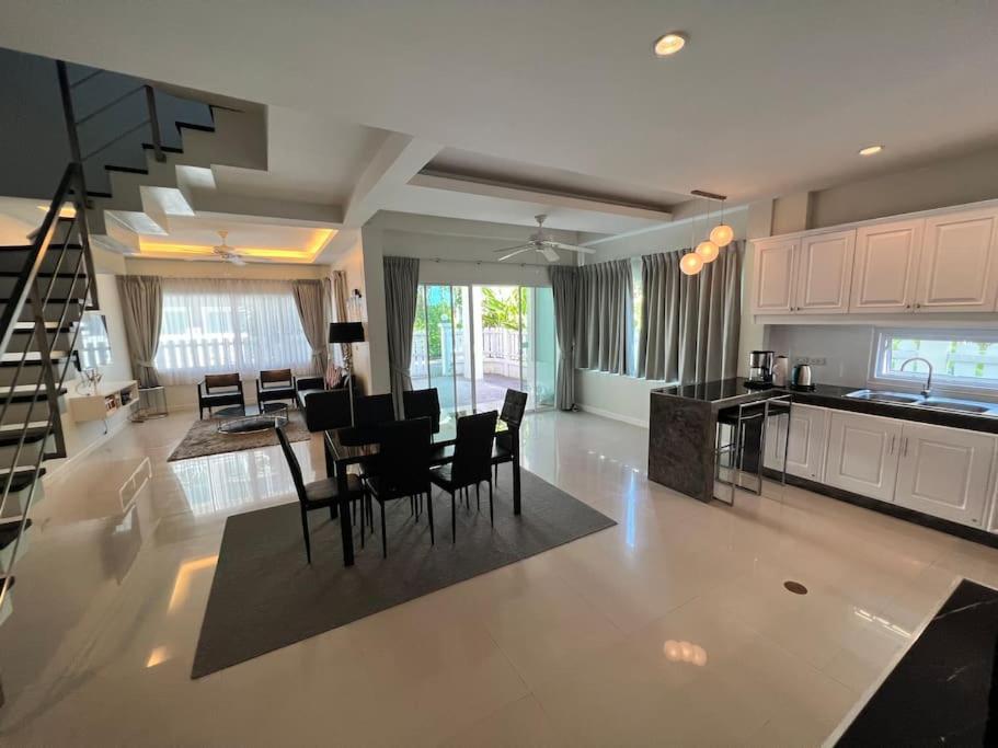 Holiday home Stunning 4-br House With Inviting Swimming Pool
