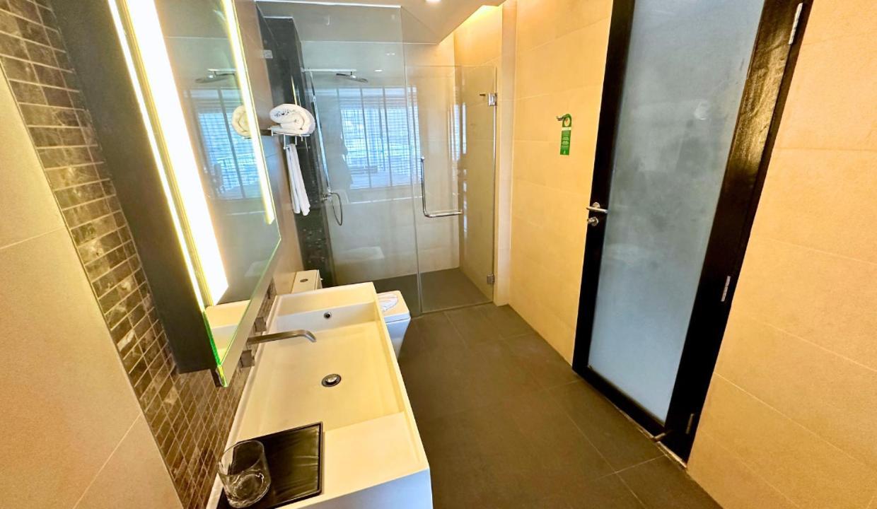 Seaview Duplex With Jacuzzi At The Charm Patong