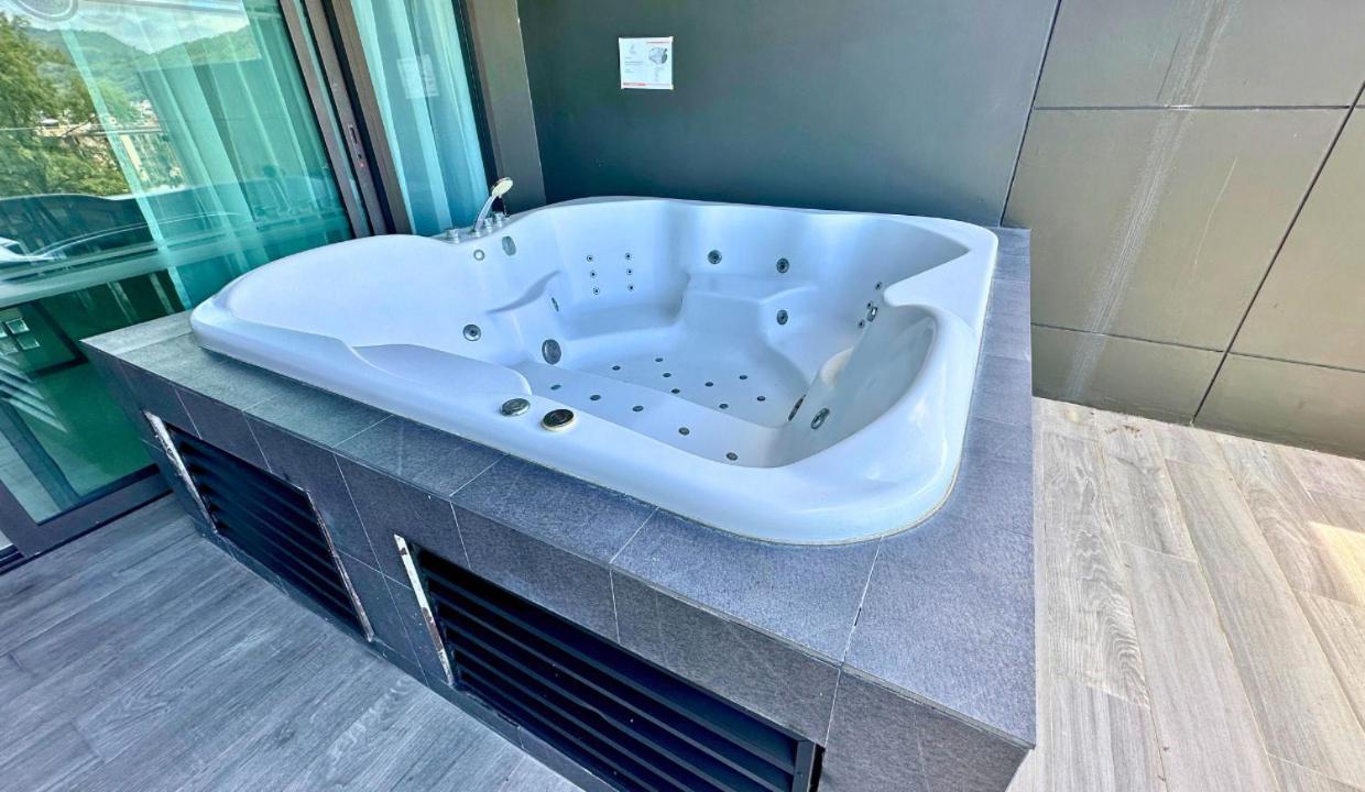 Seaview Duplex With Jacuzzi At The Charm Apartment Patong