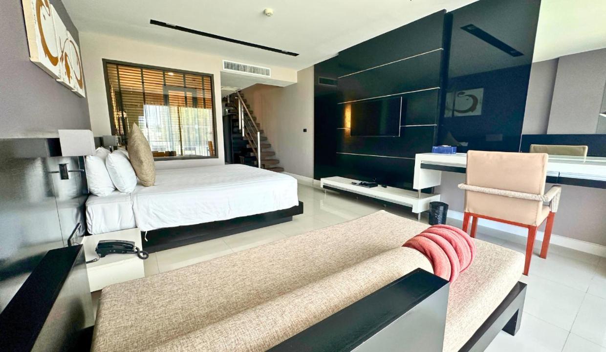 Seaview Duplex With Jacuzzi At The Charm Patong
