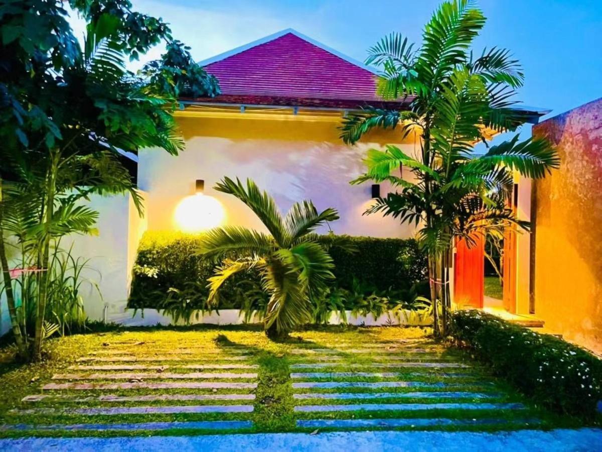 Villa E Near Bangtao Beach ,普吉高端社区邦涛区度假村私人泳池别墅