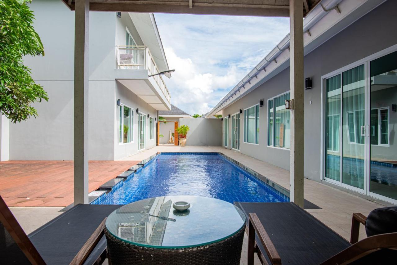 Hotel Colorful Pool