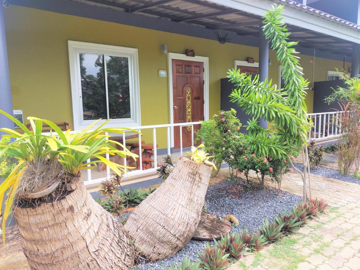Resort Blue Palm