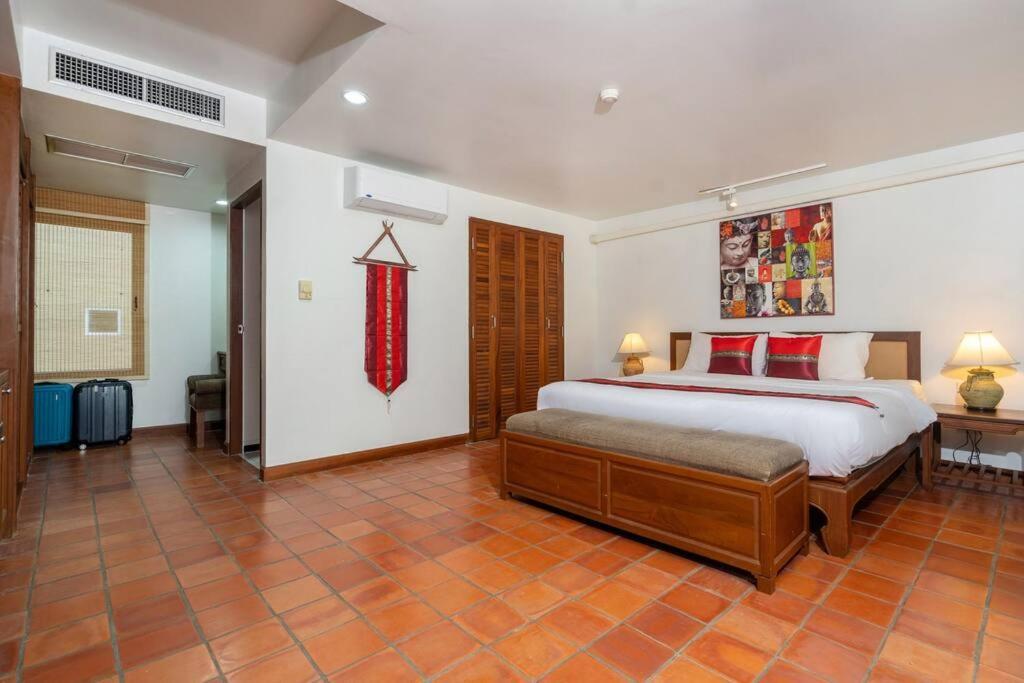 Beachside Apt. Short Walk To - 2br