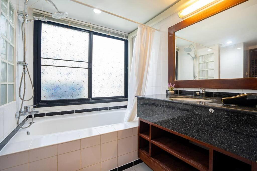 Beachside Apt. Short Walk To - 2br Apartment *