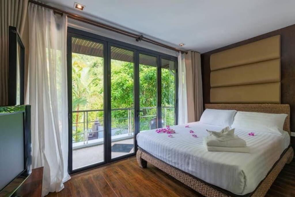 Seaview Villa芭东一线海景豪华6卧别墅 3晚免费接机 女佣管家服务 早餐 Villa