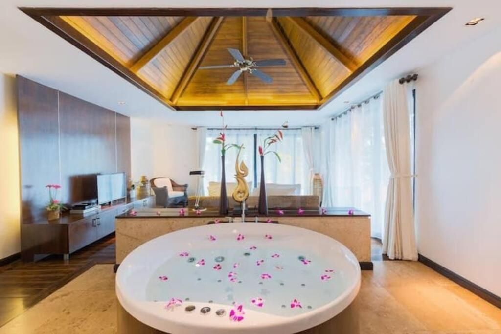 Seaview Villa芭东一线海景豪华6卧别墅 3晚免费接机 女佣管家服务 早餐