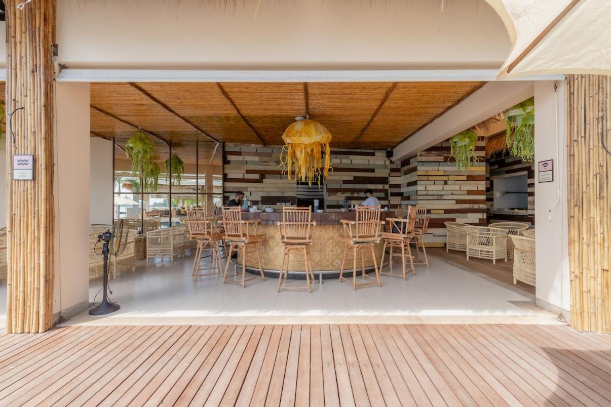 Poppy Beachfront Resort *