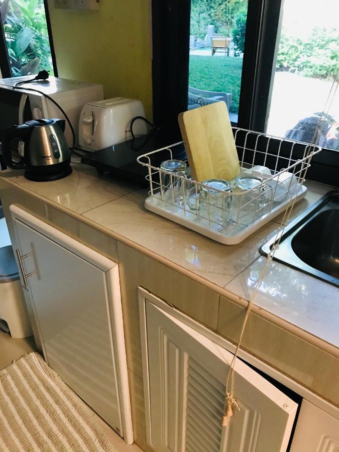 Guest House, Shared Pool, Private Bathroom And Kitchen Casa de férias Phuket