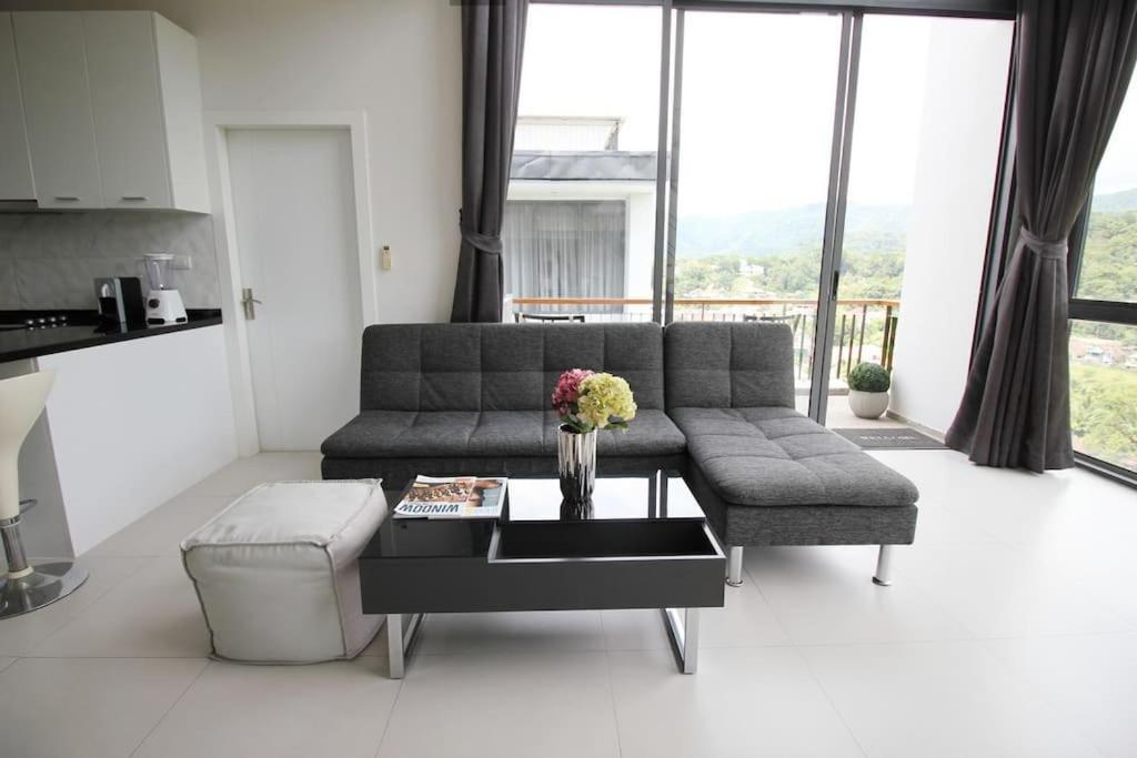 Beautiful Penthouse With Mountain Views *