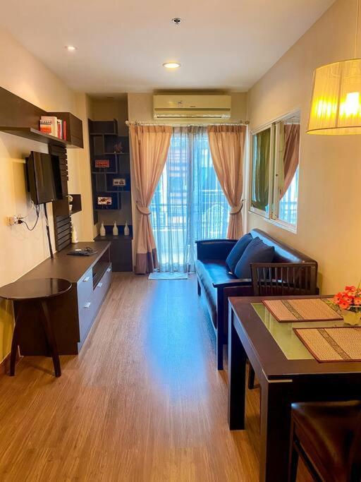 Quiet Near Night Life & Good Food Apartment