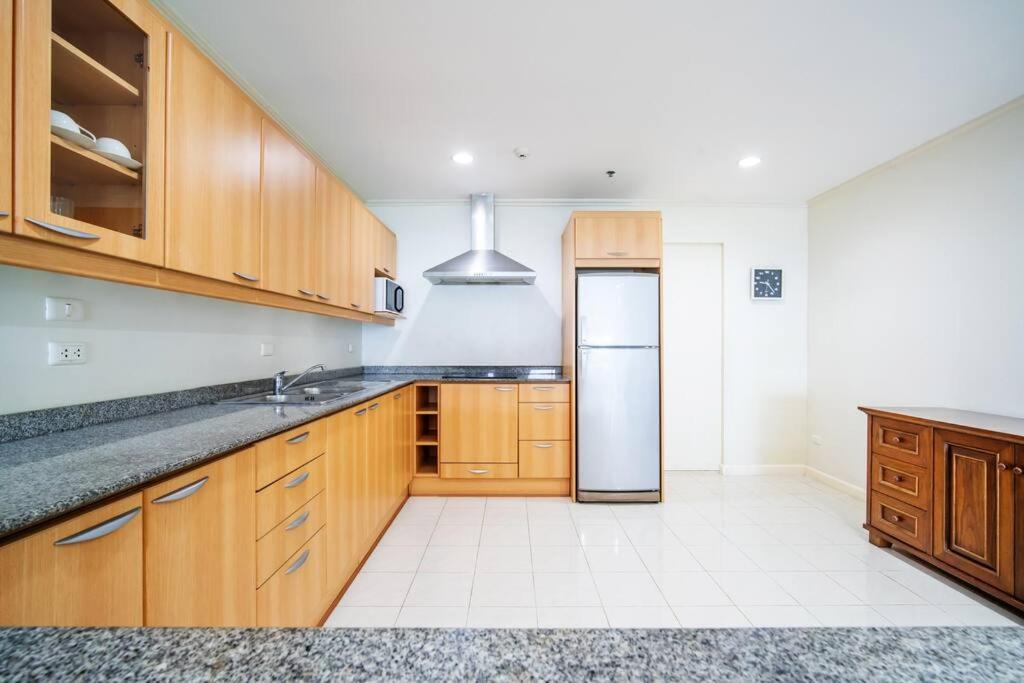 Tower Superior Seaview 3br- 2301