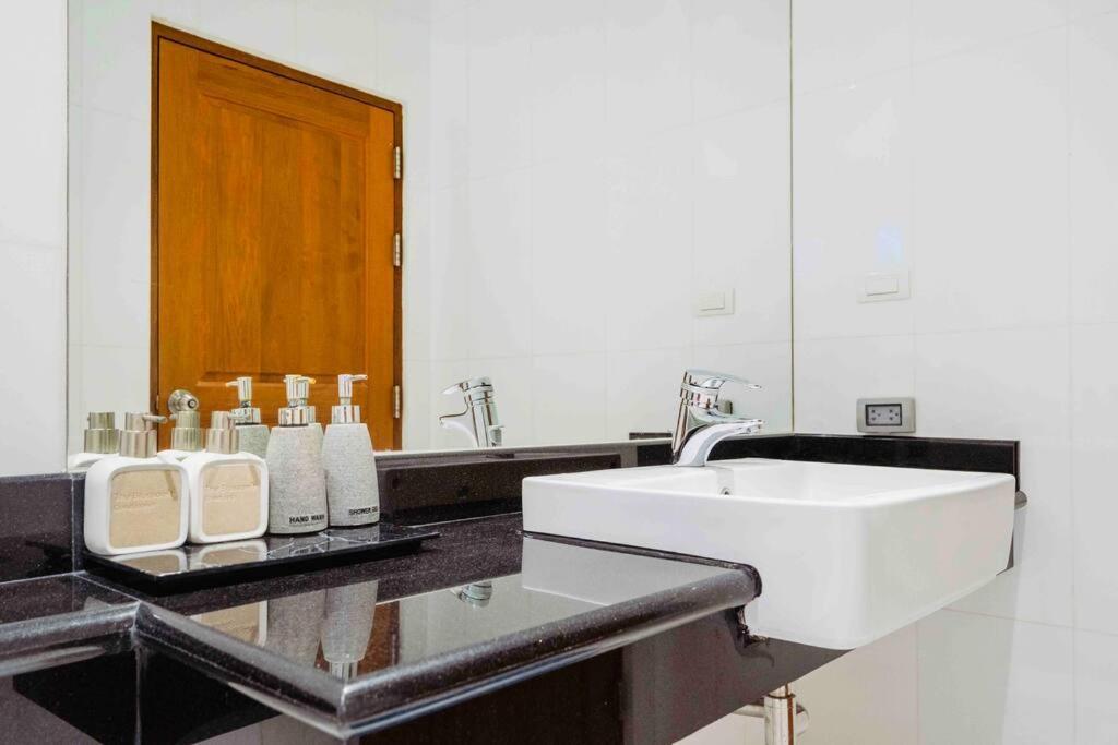 Apartment Beachfront 4 Bedrooms Penthouse With Breathtaking Sea View *