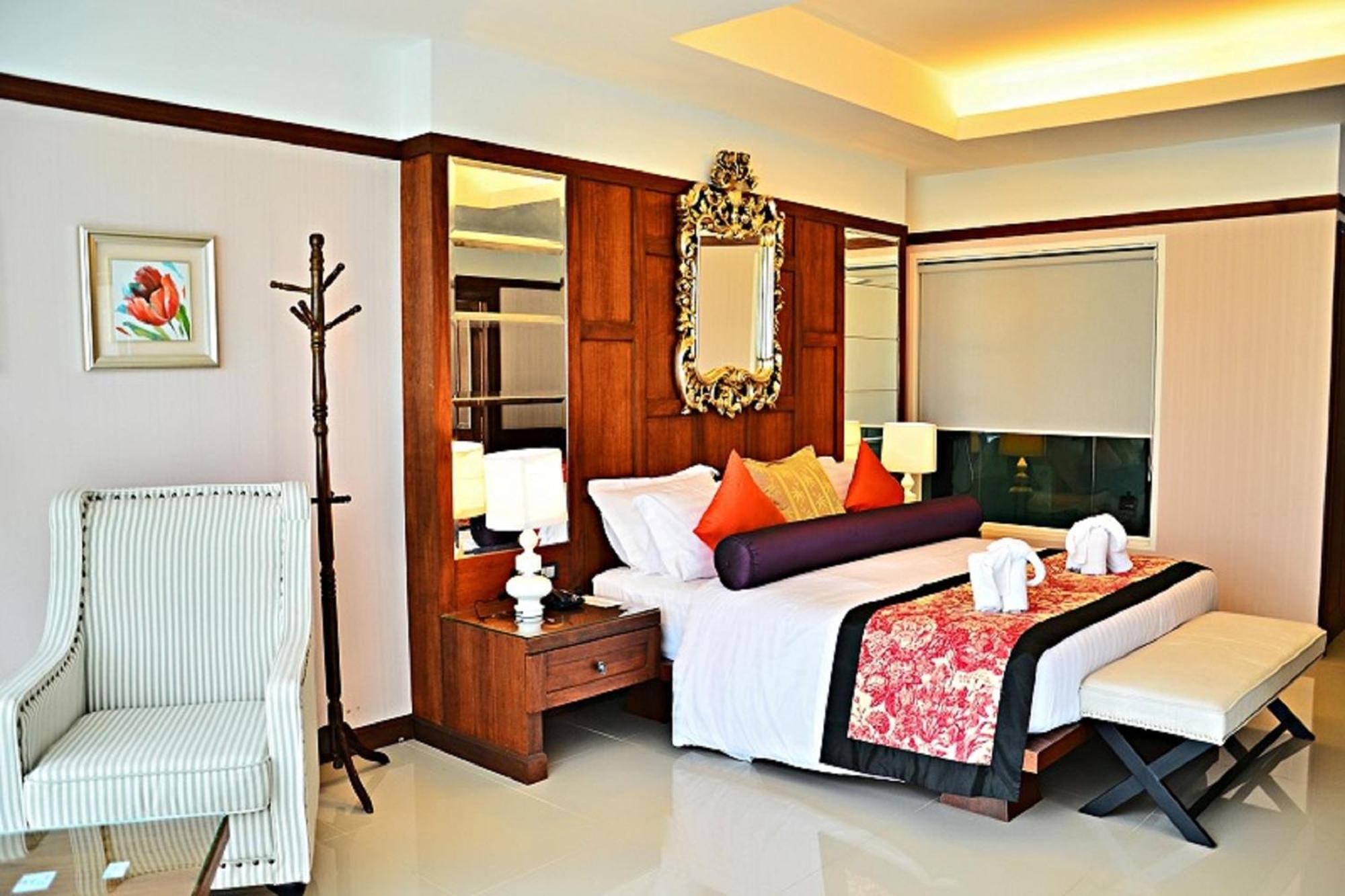 Hotel The Par Phuket Sha