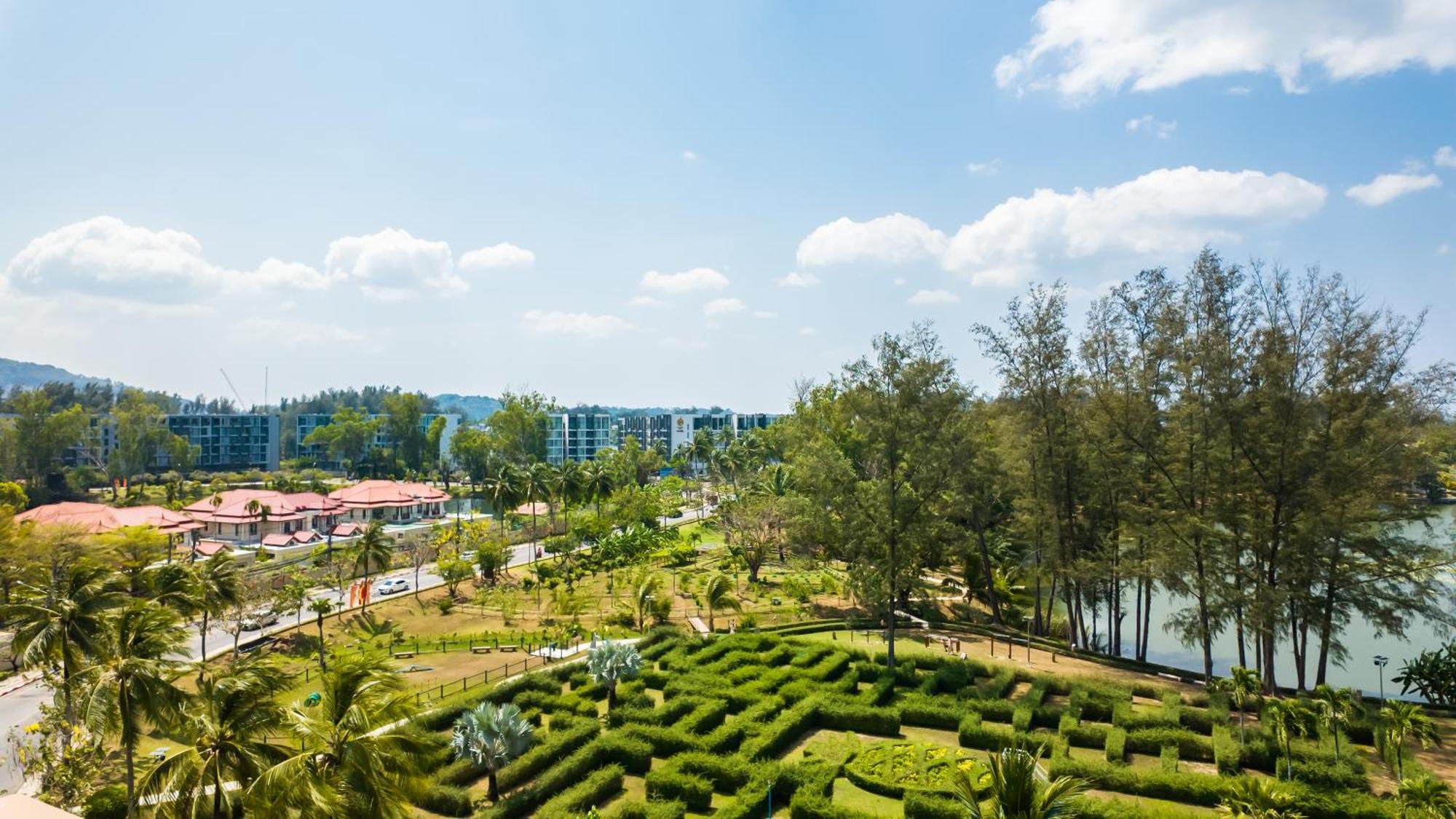 в лагуне Skypark C видом на гольф поле Bang Tao Beach (Phuket)