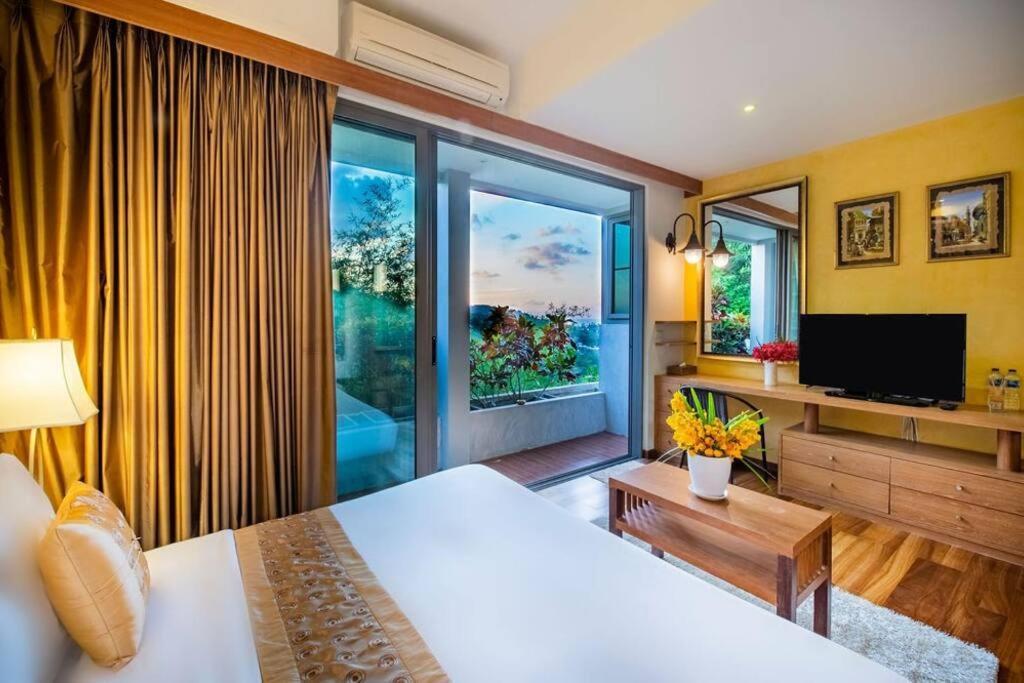 Villa Sea View Villa, Bangtao 4 Bedrooms *