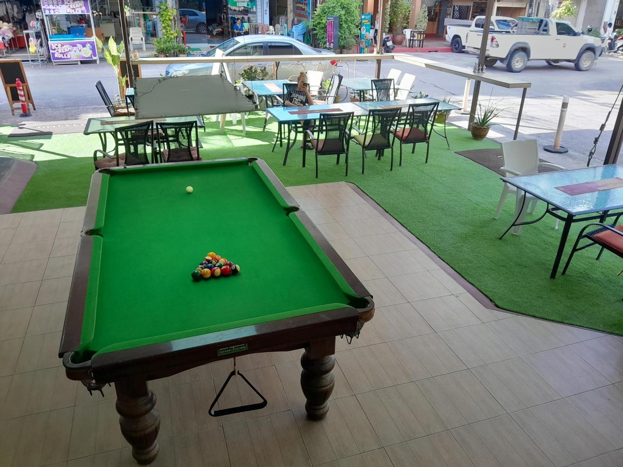 Oasis & Bar Karon
