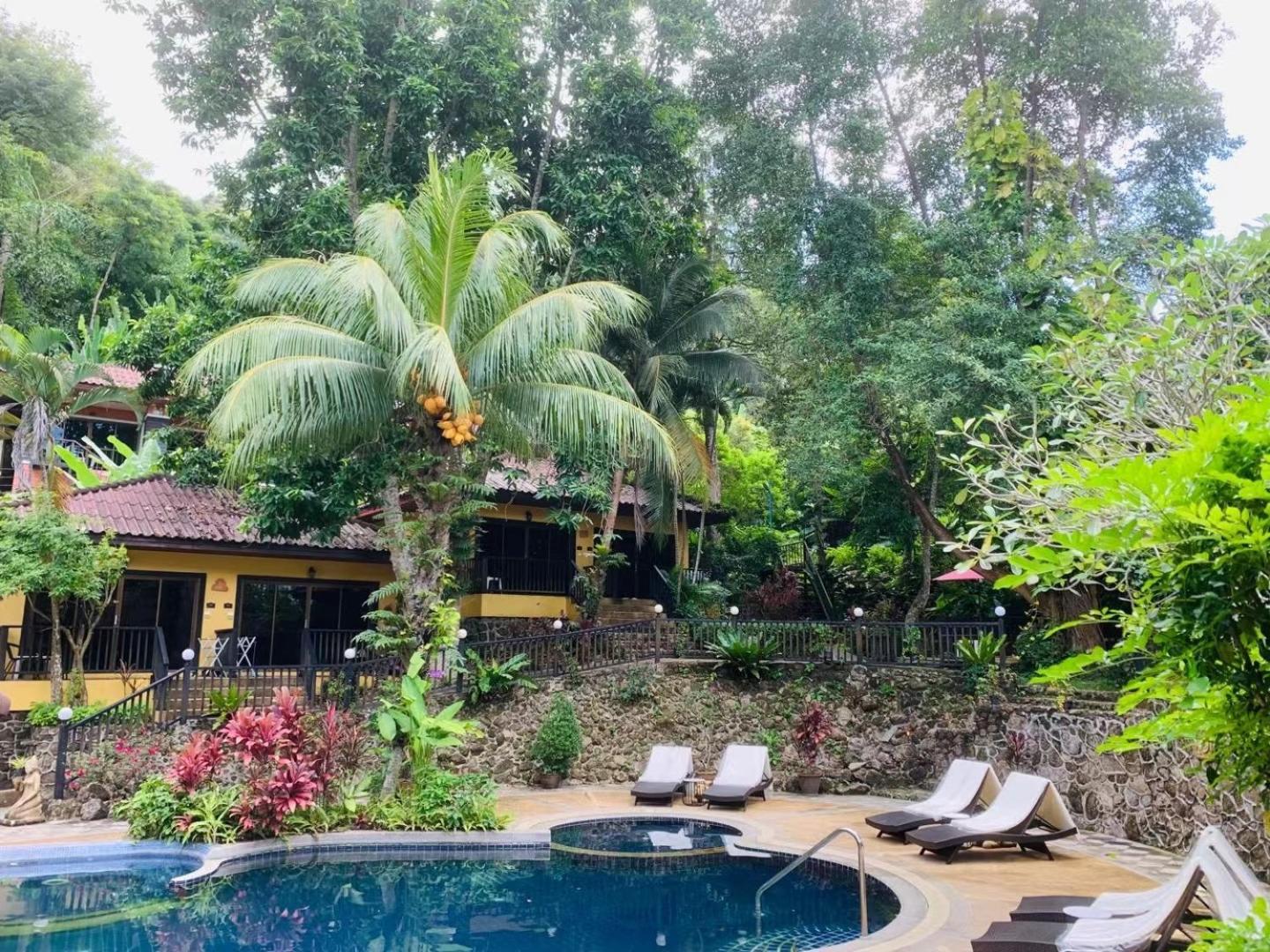 Beautiful Pool Homestay