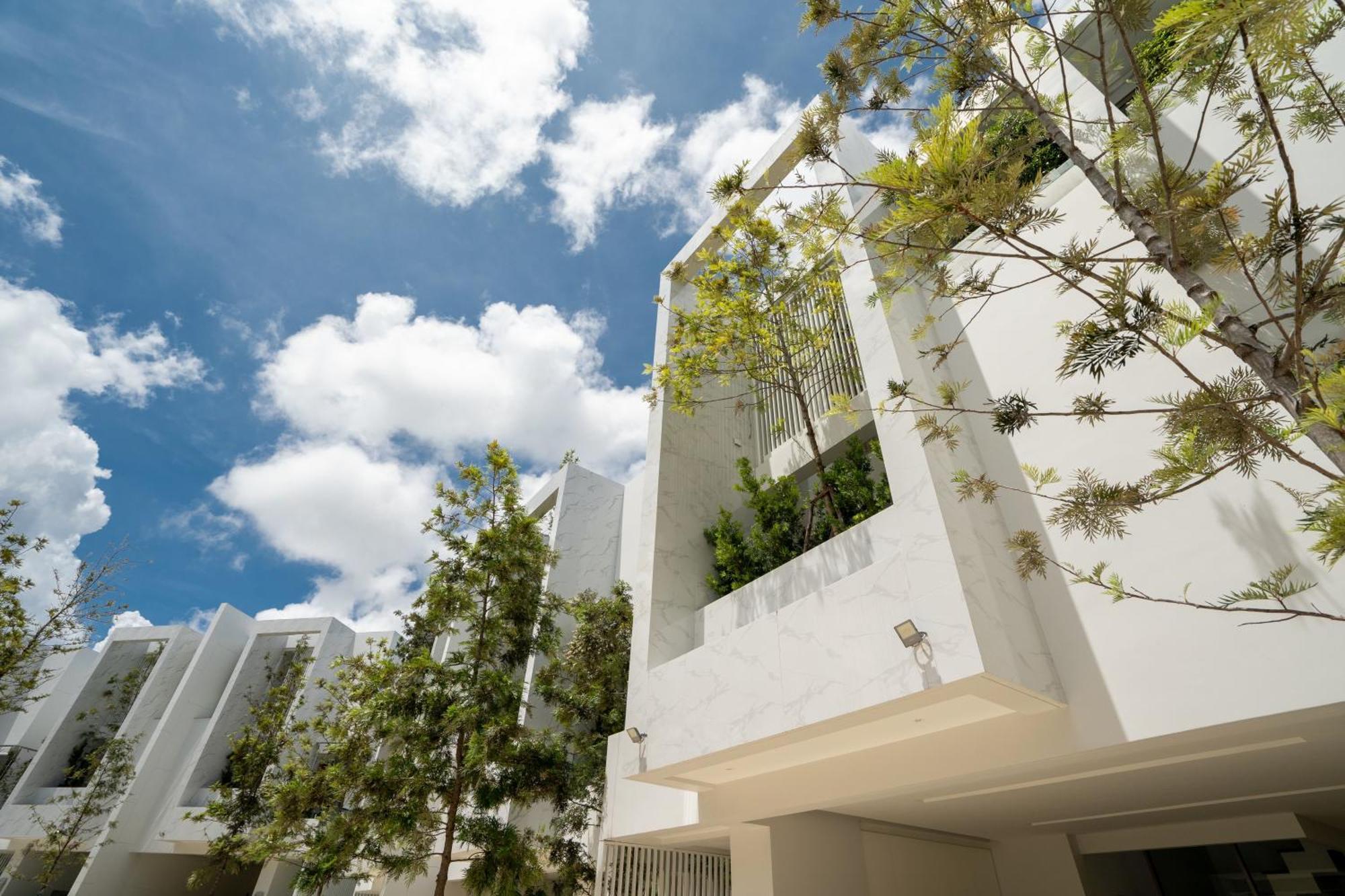 New Modern Aesthetic 3-storey A15 In Gated Just 10 Min Drive Laguna Phuket Villa *