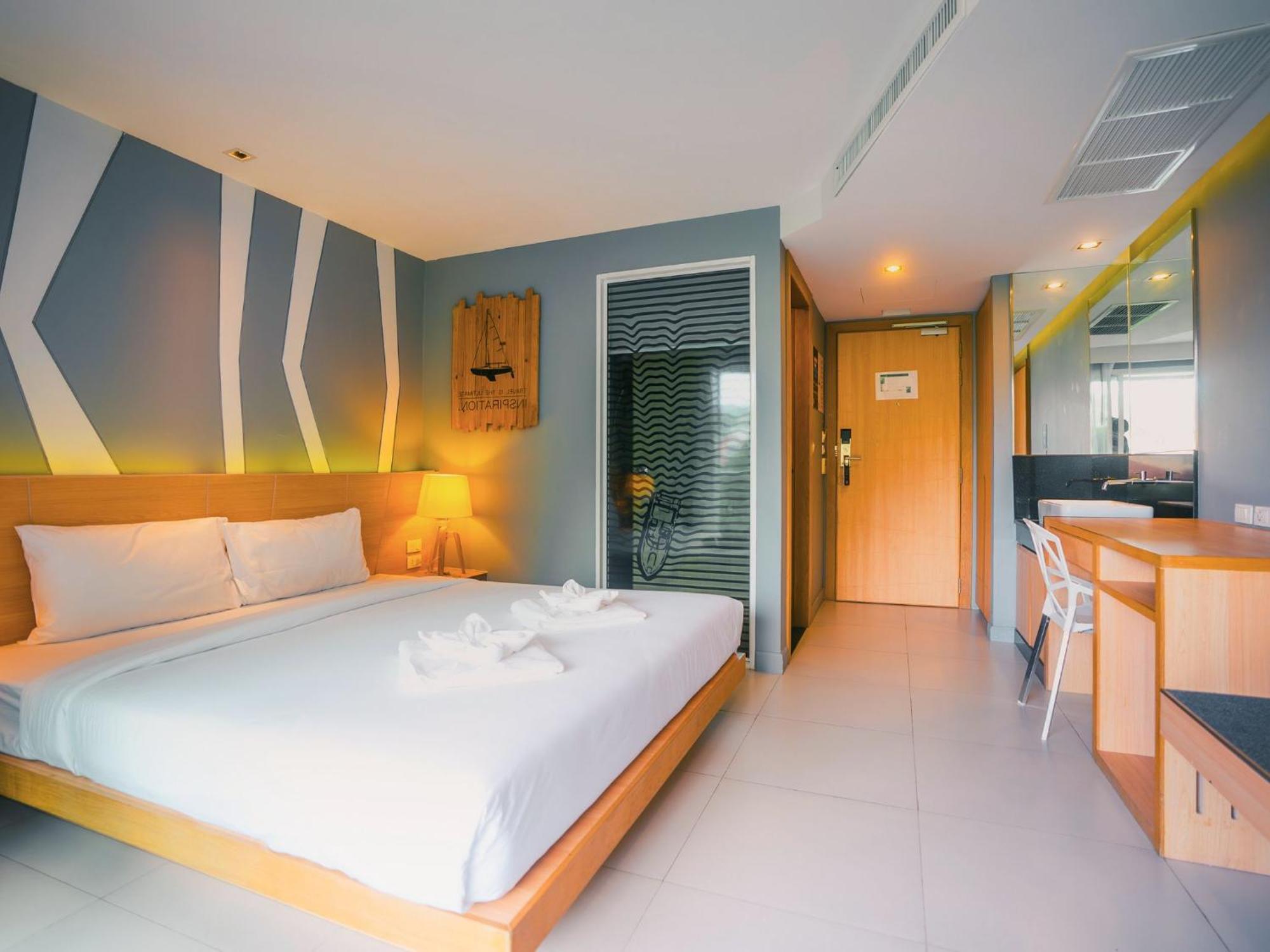 Mad Monkey Phuket * Patong