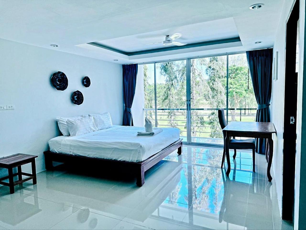 4 Bedrooms & Bathroom For Up To 12 Guests 7kms To Patong At The Fairways Golf Vakantiehuis *